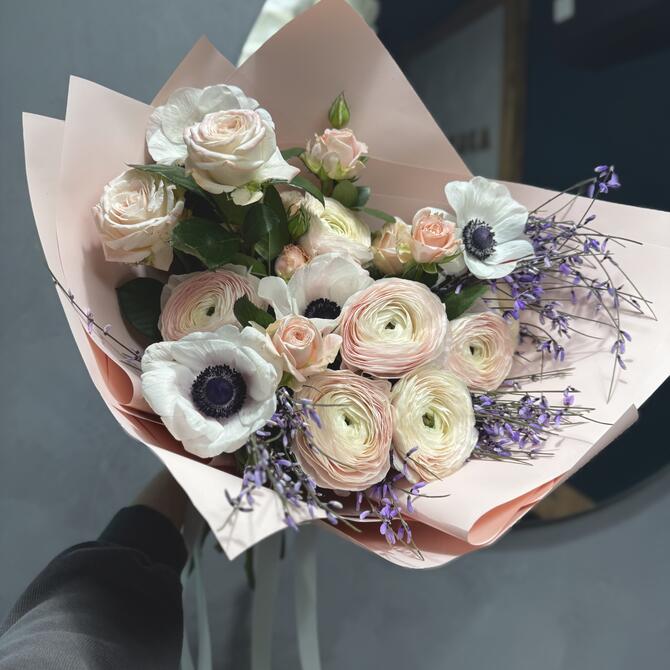 Букет с ранункулюсами, анемонами, генистой 