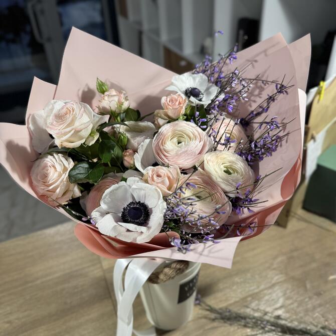 Букет с ранункулюсами, анемонами, генистой 