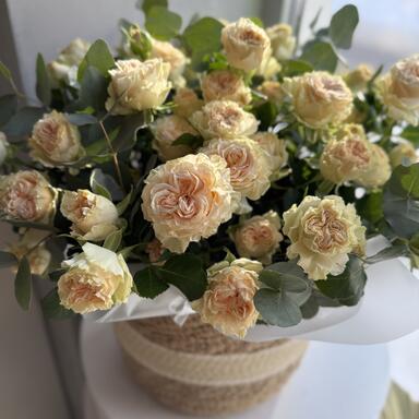 Кустовые пионовидные розы с эвкалиптом в корзине 