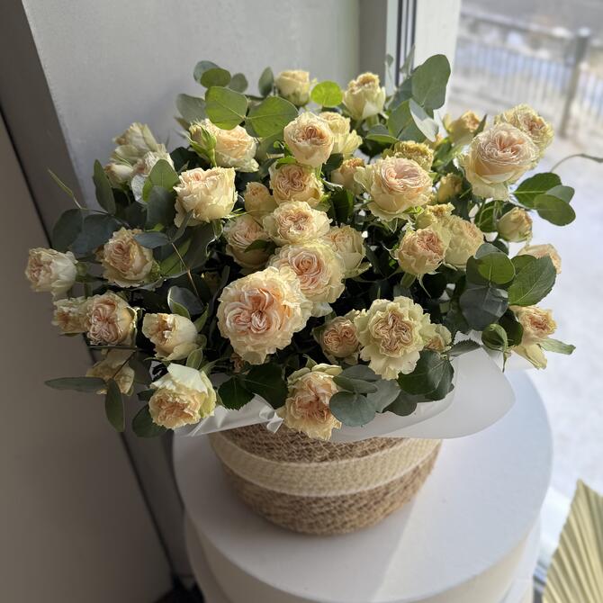 Кустовые пионовидные розы с эвкалиптом в корзине 