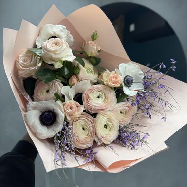 Авторский букет «Elegance» с ранункулюсами и анемонами 