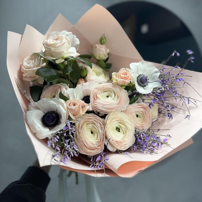 Авторский букет «Elegance» с ранункулюсами и анемонами 