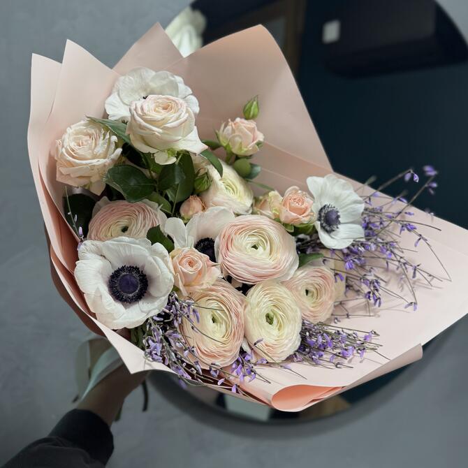 Авторский букет «Elegance» с ранункулюсами и анемонами 