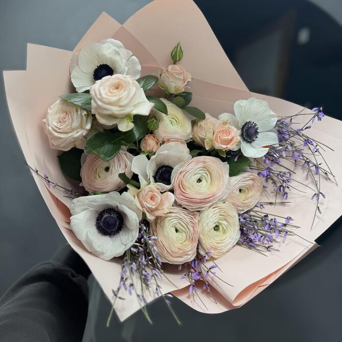 Авторский букет «Elegance» с ранункулюсами и анемонами 