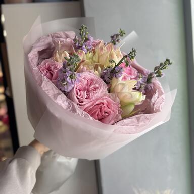 Амариллисы, маттиола и пионовидные розы 