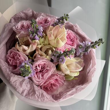 Амариллисы, маттиола и пионовидные розы 