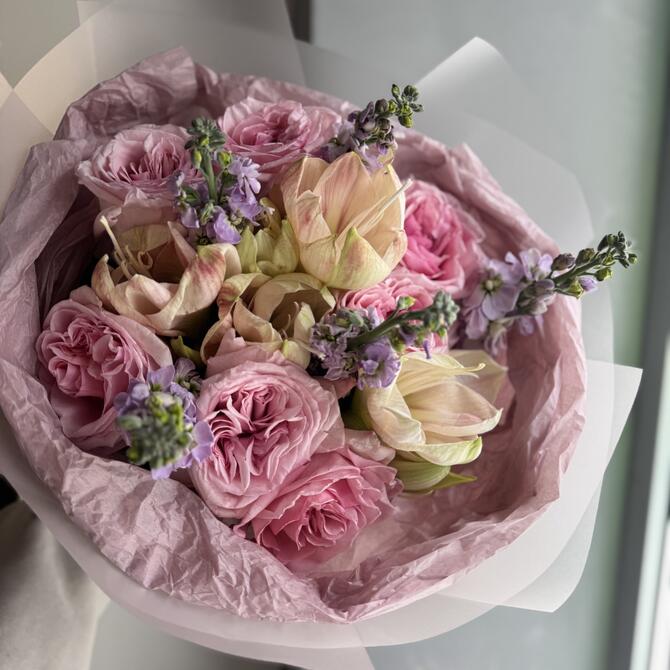 Амариллисы, маттиола и пионовидные розы 