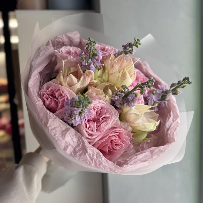 Амариллисы, маттиола и пионовидные розы 