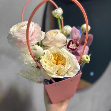 Нежная композиция с ранункулюсами в сумочке 