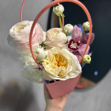 Нежная композиция с ранункулюсами в сумочке 