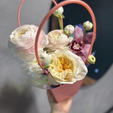 Нежная композиция с ранункулюсами в сумочке 