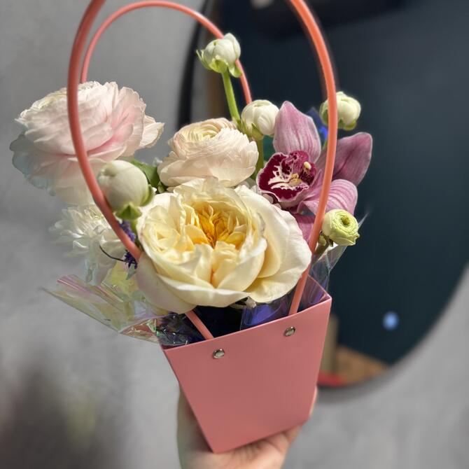 Нежная композиция с ранункулюсами в сумочке 