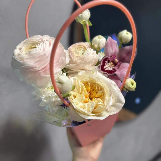 Нежная композиция с ранункулюсами в сумочке 