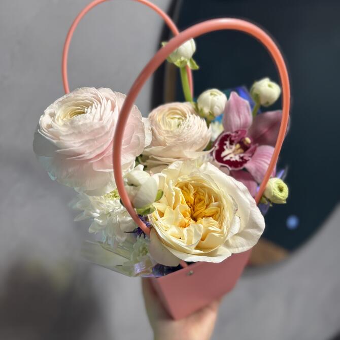 Нежная композиция с ранункулюсами в сумочке 
