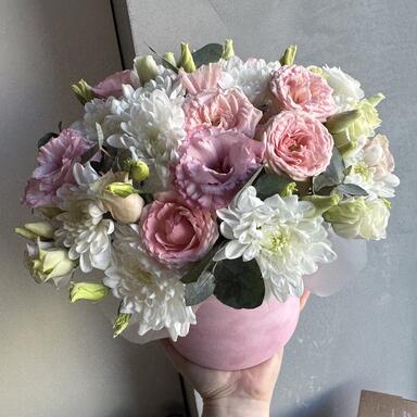 Нежная композиция в коробке с хризантемой и эустомой 