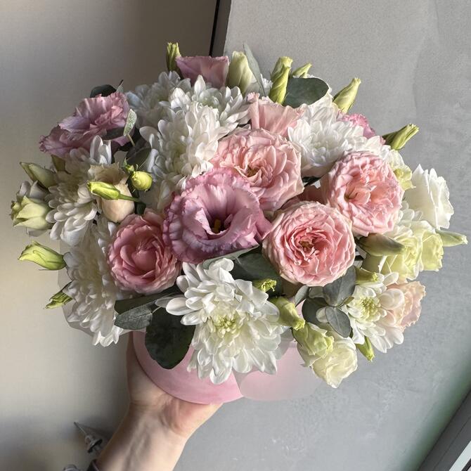 Нежная композиция в коробке с хризантемой и эустомой 