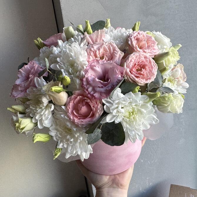 Нежная композиция в коробке с хризантемой и эустомой 