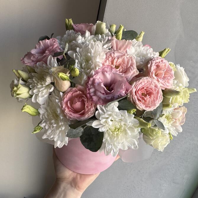 Нежная композиция в коробке с хризантемой и эустомой 