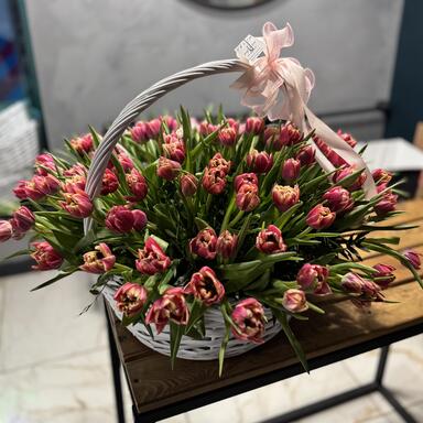 101 Пионовидный тюльпан «Columbus» в корзине 