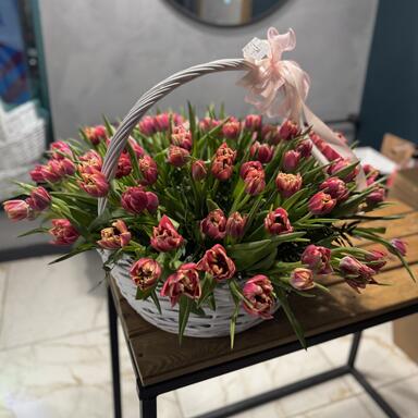 101 Пионовидный тюльпан «Columbus» в корзине 