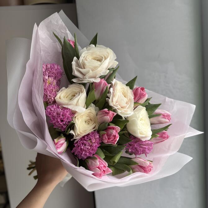 Ранункулюсы, гиацинты и тюльпаны 