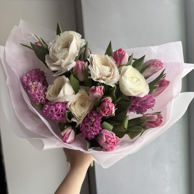 Ранункулюсы, гиацинты и тюльпаны 