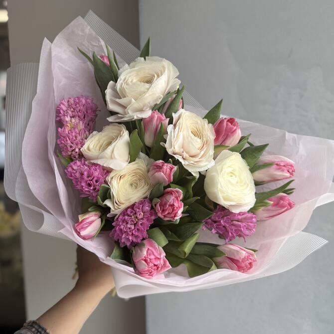 Ранункулюсы, гиацинты и пионовидные тюльпаны 