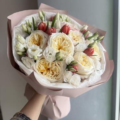 Букет с пионовидными розами, тюльпанами и эустомой 