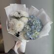 Букет «Нежность» с голубой гортензией и хризантемой 