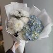 Букет «Нежность» с голубой гортензией и хризантемой 