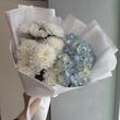 Букет «Нежность» с голубой гортензией и хризантемой 