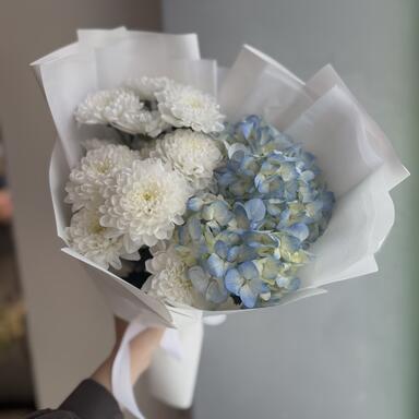 Букет «Нежность» с голубой гортензией и хризантемой 