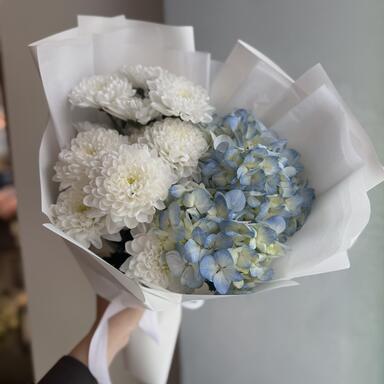 Букет «Нежность» с голубой гортензией и хризантемой 