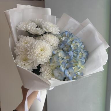 Букет «Нежность» с голубой гортензией и хризантемой 