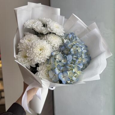 Букет «Нежность» с голубой гортензией и хризантемой 