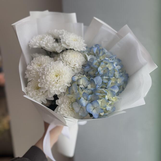 Букет «Нежность» с голубой гортензией и хризантемой 