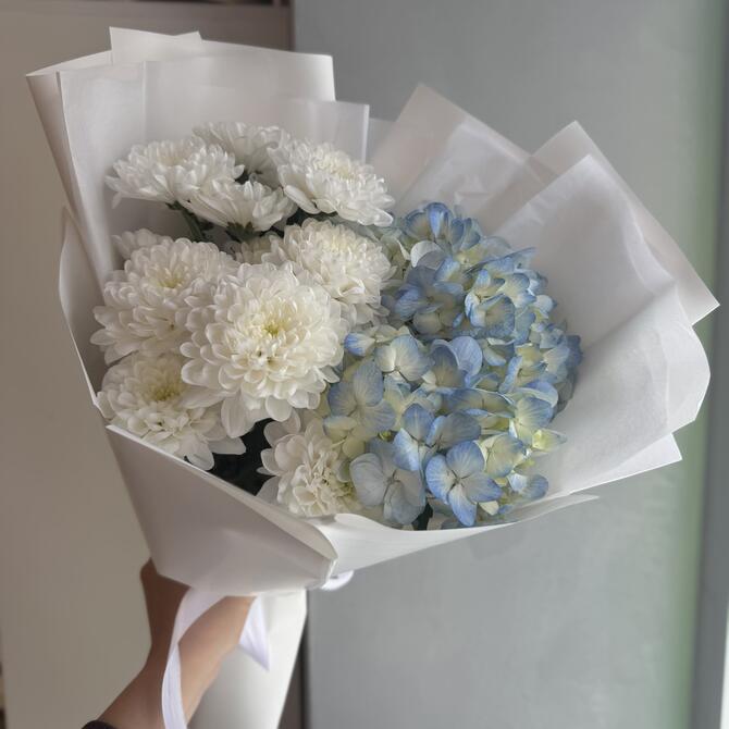 Букет «Нежность» с голубой гортензией и хризантемой 