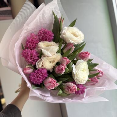 Весенний букет в ароматными гиацинтами 