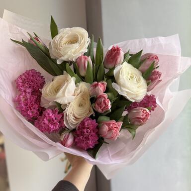 Весенний букет в ароматными гиацинтами 