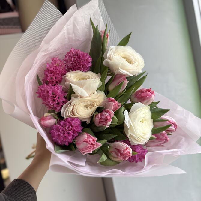 Весенний букет в ароматными гиацинтами 