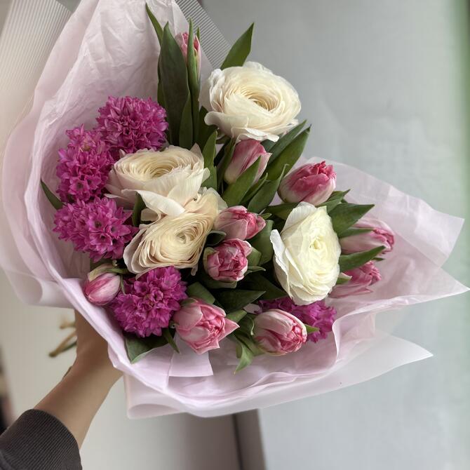 Весенний букет в ароматными гиацинтами 