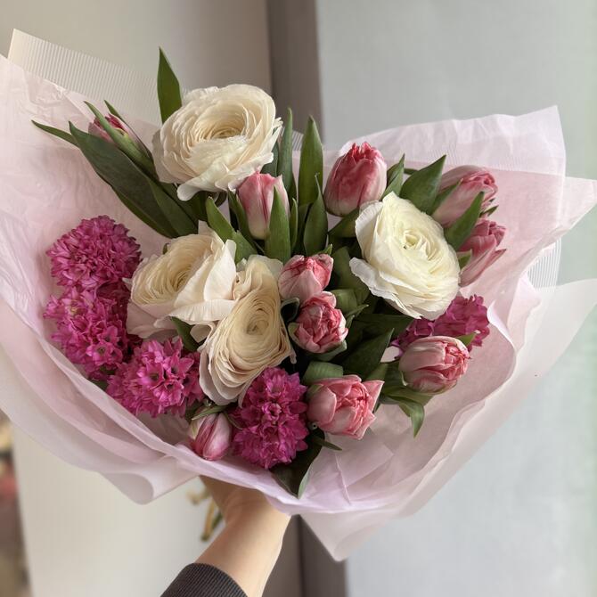 Весенний букет в ароматными гиацинтами 