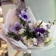 Весенний букет с анемонами в лавандовых оттенках