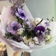 Весенний букет с анемонами в лавандовых оттенках