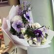 Весенний букет с анемонами в лавандовых оттенках