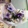 Весенний букет с анемонами в лавандовых оттенках