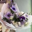 Весенний букет с анемонами в лавандовых оттенках