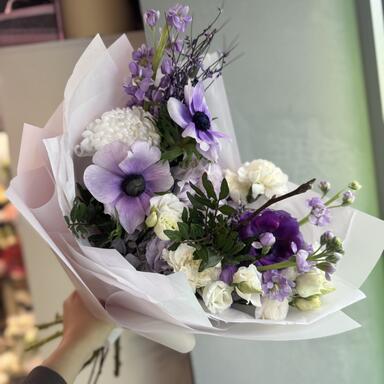 Весенний букет с анемонами в лавандовых оттенках