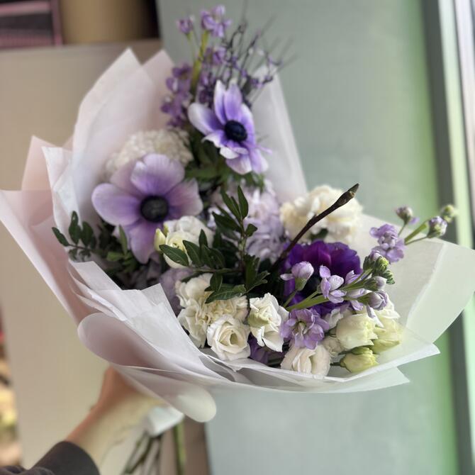 Весенний букет с анемонами в лавандовых оттенках