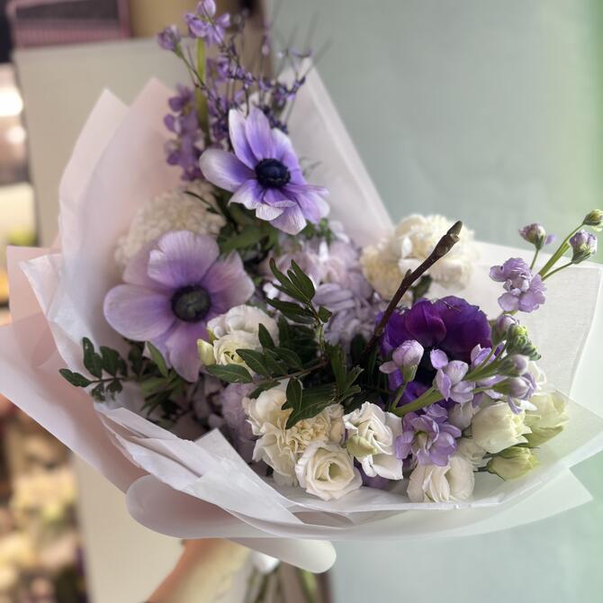 Весенний букет с анемонами в лавандовых оттенках